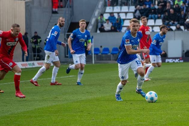 08.02.2025, xhfmx, Fussball 2.Bundesliga, SV Darmstadt 98 - SV Elversberg v.l. Marco Thiede (SV Darmstadt 98) klärt den Ball aus dem Strafraum. (DFL DFB REGULATIONS PROHIBIT ANY USE OF PHOTOGRAPHS as IMAGE SEQUENCES and or QUASI-VIDEO) Darmstadt