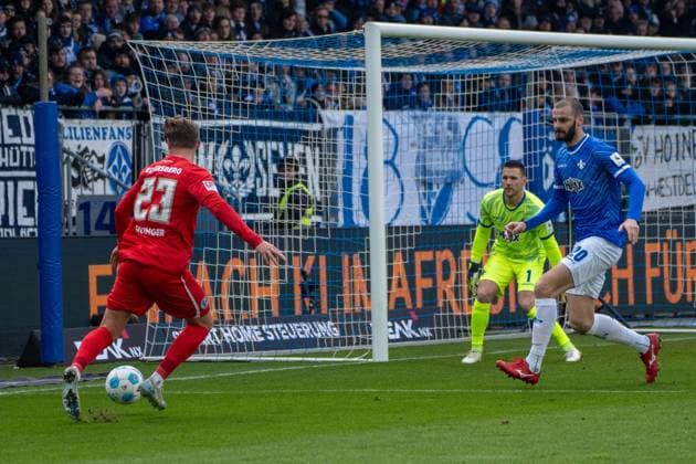 08.02.2025, xhfmx, Fussball 2.Bundesliga, SV Darmstadt 98 - SV Elversberg v.l. Carlo Sickinger (SV 07 Elversberg) gegen Aleksandar Vukotic (SV Darmstadt 98) und Marcel Schuhen (SV Darmstadt 98) (DFL DFB REGULATIONS PROHIBIT ANY USE OF PHOTOGRAPHS as IMAGE SEQUENCES and or QUASI-VIDEO) Darmstadt
