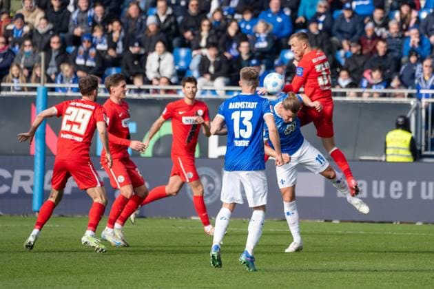 08.02.2025, xhfmx, Fussball 2.Bundesliga, SV Darmstadt 98 - SV Elversberg Maurice Neubauer (SV 07 Elversberg) räumt Fynn-Luca Lakenmacher (SV Darmstadt 98) im Zweikampf um. (DFL DFB REGULATIONS PROHIBIT ANY USE OF PHOTOGRAPHS as IMAGE SEQUENCES and or QUASI-VIDEO) Darmstadt