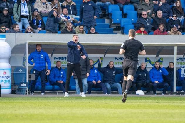 08.02.2025, xhfmx, Fussball 2.Bundesliga, SV Darmstadt 98 - SV Elversberg v.l. Florian Kohfeldt (Trainer SV Darmstadt 98) reklamiert bei Lukas Benen (Schiedsrichter) nach einem Foulspiel. (DFL DFB REGULATIONS PROHIBIT ANY USE OF PHOTOGRAPHS as IMAGE SEQUENCES and or QUASI-VIDEO) Darmstadt