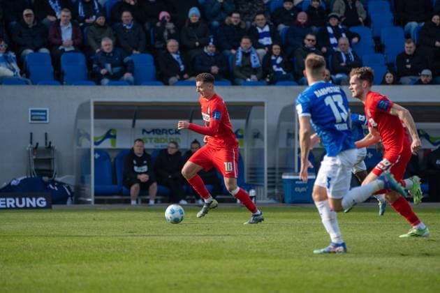 08.02.2025, xhfmx, Fussball 2.Bundesliga, SV Darmstadt 98 - SV Elversberg Fisnik Asllani (SV 07 Elversberg) bereitet das 2:0 für Elversberg vor. (DFL DFB REGULATIONS PROHIBIT ANY USE OF PHOTOGRAPHS as IMAGE SEQUENCES and or QUASI-VIDEO) Darmstadt