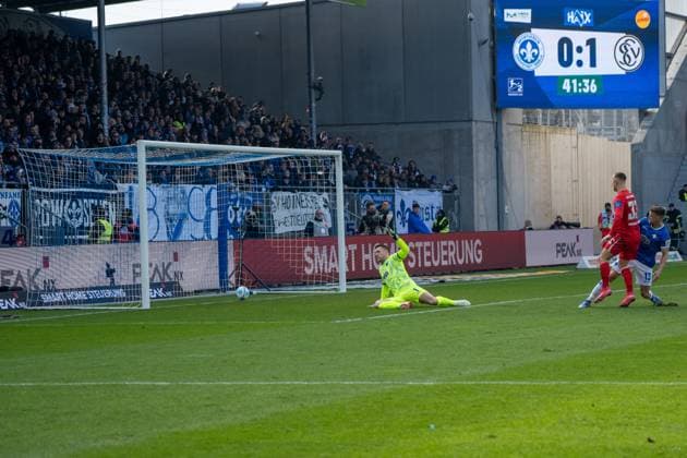 08.02.2025, xhfmx, Fussball 2.Bundesliga, SV Darmstadt 98 - SV Elversberg v.l. Marcel Schuhen (SV Darmstadt 98) kassiert das 0:2. durch Maurice Neubauer (SV 07 Elversberg), Tor, Goal, Torjubel (DFL DFB REGULATIONS PROHIBIT ANY USE OF PHOTOGRAPHS as IMAGE SEQUENCES and or QUASI-VIDEO) Darmstadt