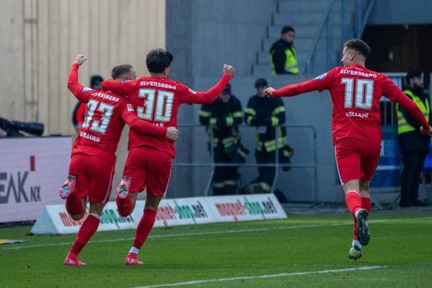 08.02.2025, xhfmx, Fussball 2.Bundesliga, SV Darmstadt 98 - SV Elversberg v.l. Maurice Neubauer (SV 07 Elversberg), Muhammed Damar und Fisnik Asllani (SV 07 Elversberg) bejubeln das 2:0 durch Maurice Neubauer (SV 07 Elversberg)m Tor, Goal, Jubel, Celebration (DFL DFB REGULATIONS PROHIBIT ANY USE OF PHOTOGRAPHS as IMAGE SEQUENCES and or QUASI-VIDEO) Darmstadt
