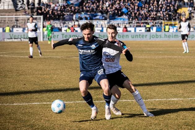 Sport Bilder des Tages Fußball - Herren - 2. Bundesliga - 21. Spieltag - Saison 2024 2025 - SSV Ulm 1846 Fußball vs. SC Paderborn 1907 08.02.2025 32 Aaron Zehnter (SC Paderborn), 18 Lennart Stoll (SSV Ulm 1846 Fußball) DFL regulations prohibit any use of photographs as image sequences and or quasi-video Ulm Donaustadion Baden-Württemberg Deutschland