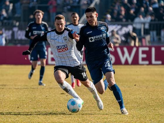 Raphael Obermair (SC Paderborn 07, 23) im Zweikampf mit Dennis Dressel (SSV Ulm 1846, 14), GER, SSV Ulm 1846 vs. SC Paderborn 07, Fussball, 2. Bundesliga, Spielzeit 2024 2025, 08.02.2025, DFB DFL regulations prohibit any use of photographs as image sequences and or quasi-video. GER, SSV Ulm 1846 vs. SC Paderborn 07, Fussball, 2. Bundesliga, Spielzeit 2024 2025, 08.02.2025 Ulm