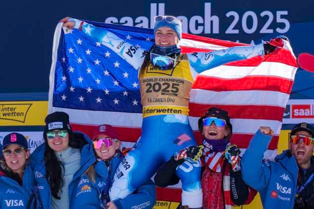 Bilder des Jahres 2025, Sport 02 Februar Sport Themen der Woche KW06 Sport Bilder des Tages Alpint Ski VM Saalbach-Hinterglemm Saalbach-Hinterglemm, osterrike 20250208. Breezy Johnson (USA) pa seierspallen etter at hun kjorte inn til VM-gull i damenes utfor under VM i alpint 2025 i Saalbach-Hinterglemm. Foto: Cornelius Poppe NTB Saalbach-Hinterglemm osterrike EDITORIAL USE ONLY. RESTRICTED USE FOR BETTING COMPANIES Ref:_SPOhDdQ4mTf07k.jpg *** Alpine Skiing World Championships Saalbach Hinterglemm Saalbach Hinterglemm, Austria 20250208 Breezy Johnson USA on the podium after winning the gold medal in the womens downhill at the 2025 Alpine Skiing World Championships in Saalbach Hinterglemm Photo Cornelius Poppe NTB Saalbach Hinterglemm Austria EDITORIAL USE ONLY RESTRICTED USE FOR BETTING COMPANIES  Copyright: xCorneliusxPoppex xNTBx