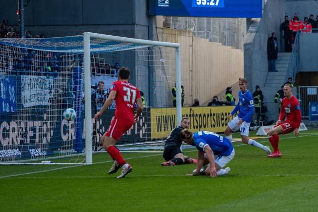 08.02.2025, xhfmx, Fussball 2.Bundesliga, SV Darmstadt 98 - SV Elversberg Fynn-Luca Lakenmacher (SV Darmstadt 98) scheitert mit einem Torschuss an Nicolas Kristof (SV 07 Elversberg) (DFL DFB REGULATIONS PROHIBIT ANY USE OF PHOTOGRAPHS as IMAGE SEQUENCES and or QUASI-VIDEO) Darmstadt