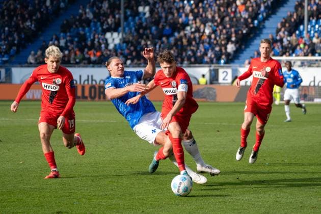 08.02.2025, xhfmx, Fussball 2.Bundesliga, SV Darmstadt 98 - SV Elversberg v.l. Lukas Pinckert (SV 07 Elversberg), Robin Fellhauer (SV 07 Elversberg), Elias Baum (SV 07 Elversberg) im Zweikampf gegen Fynn-Luca Lakenmacher (SV Darmstadt 98) (DFL DFB REGULATIONS PROHIBIT ANY USE OF PHOTOGRAPHS as IMAGE SEQUENCES and or QUASI-VIDEO) Darmstadt