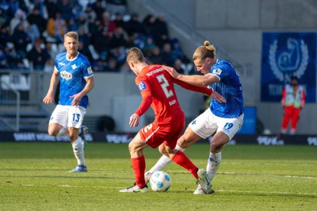 08.02.2025, xhfmx, Fussball 2.Bundesliga, SV Darmstadt 98 - SV Elversberg v.l. Elias Baum (SV 07 Elversberg) im Zweikampf mit Fynn-Luca Lakenmacher (SV Darmstadt 98) (DFL DFB REGULATIONS PROHIBIT ANY USE OF PHOTOGRAPHS as IMAGE SEQUENCES and or QUASI-VIDEO) Darmstadt
