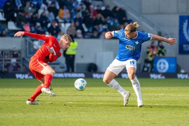 08.02.2025, xhfmx, Fussball 2.Bundesliga, SV Darmstadt 98 - SV Elversberg v.l. Elias Baum (SV 07 Elversberg) im Zweikampf mit Fynn-Luca Lakenmacher (SV Darmstadt 98) (DFL DFB REGULATIONS PROHIBIT ANY USE OF PHOTOGRAPHS as IMAGE SEQUENCES and or QUASI-VIDEO) Darmstadt