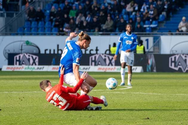 08.02.2025, xhfmx, Fussball 2.Bundesliga, SV Darmstadt 98 - SV Elversberg v.l. Carlo Sickinger (SV 07 Elversberg) im Zweikampf mit Fynn-Luca Lakenmacher (SV Darmstadt 98) (DFL DFB REGULATIONS PROHIBIT ANY USE OF PHOTOGRAPHS as IMAGE SEQUENCES and or QUASI-VIDEO) Darmstadt