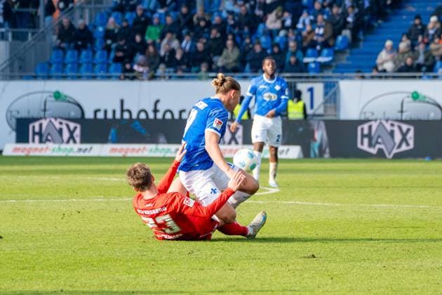 08.02.2025, xhfmx, Fussball 2.Bundesliga, SV Darmstadt 98 - SV Elversberg v.l. Carlo Sickinger (SV 07 Elversberg) im Zweikampf mit Fynn-Luca Lakenmacher (SV Darmstadt 98) (DFL DFB REGULATIONS PROHIBIT ANY USE OF PHOTOGRAPHS as IMAGE SEQUENCES and or QUASI-VIDEO) Darmstadt