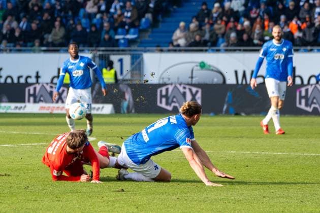 08.02.2025, xhfmx, Fussball 2.Bundesliga, SV Darmstadt 98 - SV Elversberg v.l. Carlo Sickinger (SV 07 Elversberg) im Zweikampf mit Fynn-Luca Lakenmacher (SV Darmstadt 98) (DFL DFB REGULATIONS PROHIBIT ANY USE OF PHOTOGRAPHS as IMAGE SEQUENCES and or QUASI-VIDEO) Darmstadt