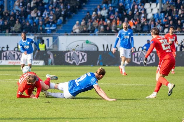08.02.2025, xhfmx, Fussball 2.Bundesliga, SV Darmstadt 98 - SV Elversberg v.l. Carlo Sickinger (SV 07 Elversberg) im Zweikampf mit Fynn-Luca Lakenmacher (SV Darmstadt 98) (DFL DFB REGULATIONS PROHIBIT ANY USE OF PHOTOGRAPHS as IMAGE SEQUENCES and or QUASI-VIDEO) Darmstadt