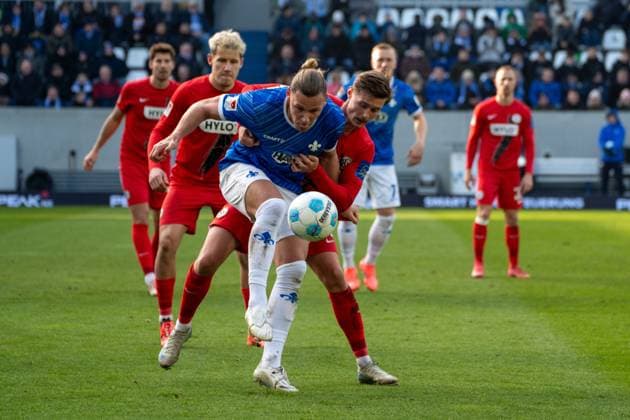 08.02.2025, xhfmx, Fussball 2.Bundesliga, SV Darmstadt 98 - SV Elversberg v.l. Fynn-Luca Lakenmacher (SV Darmstadt 98) im Zweikampf gegen Carlo Sickinger (SV 07 Elversberg) (DFL DFB REGULATIONS PROHIBIT ANY USE OF PHOTOGRAPHS as IMAGE SEQUENCES and or QUASI-VIDEO) Darmstadt