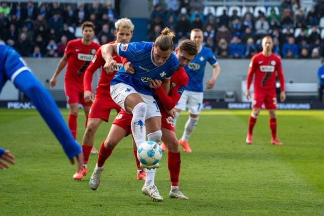 08.02.2025, xhfmx, Fussball 2.Bundesliga, SV Darmstadt 98 - SV Elversberg v.l. Fynn-Luca Lakenmacher (SV Darmstadt 98) im Zweikampf gegen Carlo Sickinger (SV 07 Elversberg) (DFL DFB REGULATIONS PROHIBIT ANY USE OF PHOTOGRAPHS as IMAGE SEQUENCES and or QUASI-VIDEO) Darmstadt