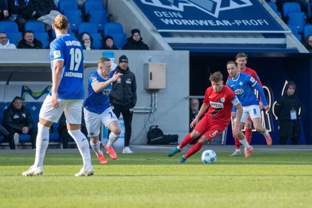 08.02.2025, xhfmx, Fussball 2.Bundesliga, SV Darmstadt 98 - SV Elversberg v.l. Robin Fellhauer (SV 07 Elversberg) gegen Luca Marseiler (SV Darmstadt 98) im Zweikampf (DFL DFB REGULATIONS PROHIBIT ANY USE OF PHOTOGRAPHS as IMAGE SEQUENCES and or QUASI-VIDEO) Darmstadt