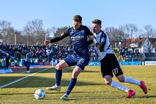 GER, 2. BL, SSV Ulm 1846 vs SC Paderborn 08.02.2025, Donaustadion, Ulm, GER, 2. BL, SSV Ulm 1846 vs SC Paderborn, im Bild Tjark Scheller (SC Paderborn, 25), Niklas Kolbe (SSV Ulm, 27), Kampf um den Ball