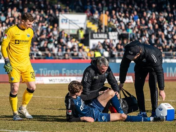 Calvin Brackelmann (SC Paderborn 07, 04) muss behandelt werden, Markus Schubert (SC Paderborn 07, 30) schaut besorgt, GER, SSV Ulm 1846 vs. SC Paderborn 07, Fussball, 2. Bundesliga, Spielzeit 2024 2025, 08.02.2025, DFB DFL regulations prohibit any use of photographs as image sequences and or quasi-video. GER, SSV Ulm 1846 vs. SC Paderborn 07, Fussball, 2. Bundesliga, Spielzeit 2024 2025, 08.02.2025 Ulm