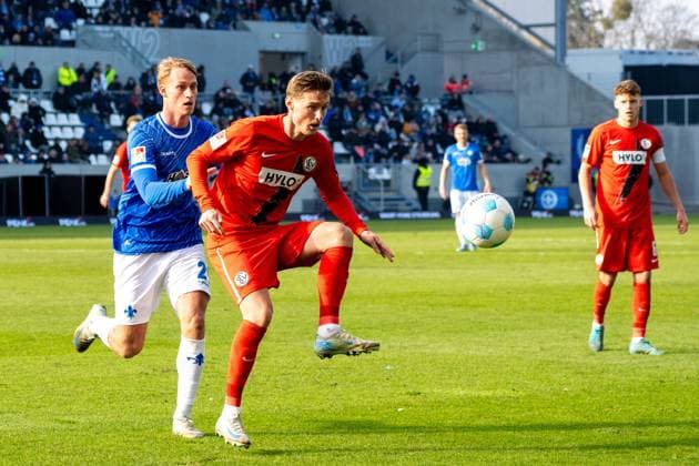 08.02.2025, xhfmx, Fussball 2.Bundesliga, SV Darmstadt 98 - SV Elversberg Carlo Sickinger (SV 07 Elversberg) im Zweikampf (DFL DFB REGULATIONS PROHIBIT ANY USE OF PHOTOGRAPHS as IMAGE SEQUENCES and or QUASI-VIDEO) Darmstadt