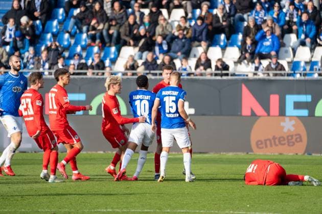 08.02.2025, xhfmx, Fussball 2.Bundesliga, SV Darmstadt 98 - SV Elversberg Rudelbildung nach der Tätlichkeit von Fabian Nürnberger (SV Darmstadt 98) an Elias Baum (SV 07 Elversberg) (DFL DFB REGULATIONS PROHIBIT ANY USE OF PHOTOGRAPHS as IMAGE SEQUENCES and or QUASI-VIDEO) Darmstadt *** 08 02 2025, xhfmx, Fußball 2 Bundesliga, SV Darmstadt 98 SV Elversberg Rudelbildung nach der Tätlichkeit von Fabian Nürnberger SV Darmstadt 98 an Elias Baum SV 07 Elversberg DFL DFB REGULATIONS PROHIBIT ANY USE OF PHOTOGRAPHS as IMAGE SEQUENCES and or QUASI VIDEO Darmstadt
