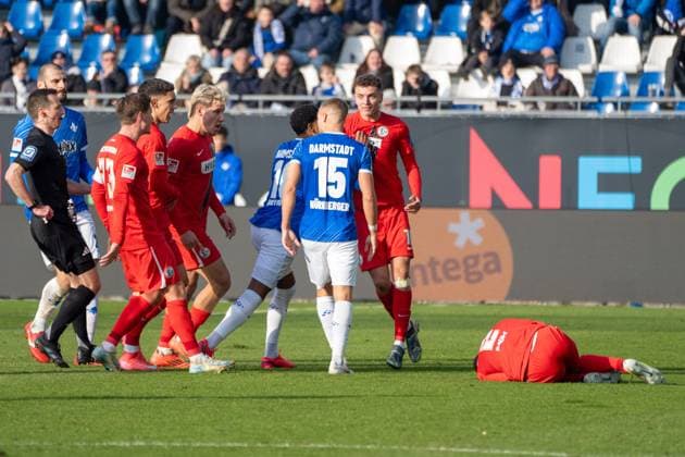 08.02.2025, xhfmx, Fussball 2.Bundesliga, SV Darmstadt 98 - SV Elversberg Rudelbildung nach der Tätlichkeit von Fabian Nürnberger (SV Darmstadt 98) an Elias Baum (SV 07 Elversberg) (DFL DFB REGULATIONS PROHIBIT ANY USE OF PHOTOGRAPHS as IMAGE SEQUENCES and or QUASI-VIDEO) Darmstadt *** 08 02 2025, xhfmx, Fußball 2 Bundesliga, SV Darmstadt 98 SV Elversberg Rudelbildung nach der Tätlichkeit von Fabian Nürnberger SV Darmstadt 98 an Elias Baum SV 07 Elversberg DFL DFB REGULATIONS PROHIBIT ANY USE OF PHOTOGRAPHS as IMAGE SEQUENCES and or QUASI VIDEO Darmstadt