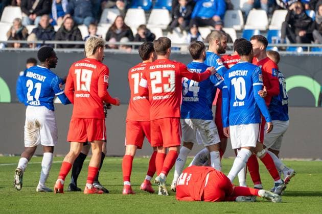 08.02.2025, xhfmx, Fussball 2.Bundesliga, SV Darmstadt 98 - SV Elversberg Rudelbildung nach der Tätlichkeit von Fabian Nürnberger (SV Darmstadt 98) an Elias Baum (SV 07 Elversberg) (DFL DFB REGULATIONS PROHIBIT ANY USE OF PHOTOGRAPHS as IMAGE SEQUENCES and or QUASI-VIDEO) Darmstadt
