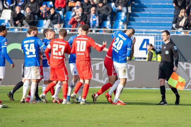 08.02.2025, xhfmx, Fussball 2.Bundesliga, SV Darmstadt 98 - SV Elversberg Rudelbildung nach der Tätlichkeit von Fabian Nürnberger (SV Darmstadt 98) an Elias Baum (SV 07 Elversberg) (DFL DFB REGULATIONS PROHIBIT ANY USE OF PHOTOGRAPHS as IMAGE SEQUENCES and or QUASI-VIDEO) Darmstadt