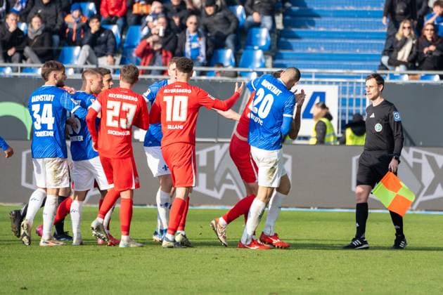08.02.2025, xhfmx, Fussball 2.Bundesliga, SV Darmstadt 98 - SV Elversberg Rudelbildung nach der Tätlichkeit von Fabian Nürnberger (SV Darmstadt 98) an Elias Baum (SV 07 Elversberg) (DFL DFB REGULATIONS PROHIBIT ANY USE OF PHOTOGRAPHS as IMAGE SEQUENCES and or QUASI-VIDEO) Darmstadt *** 08 02 2025, xhfmx, Fußball 2 Bundesliga, SV Darmstadt 98 SV Elversberg Rudelbildung nach der Tätlichkeit von Fabian Nürnberger SV Darmstadt 98 an Elias Baum SV 07 Elversberg DFL DFB REGULATIONS PROHIBIT ANY USE OF PHOTOGRAPHS as IMAGE SEQUENCES and or QUASI VIDEO Darmstadt
