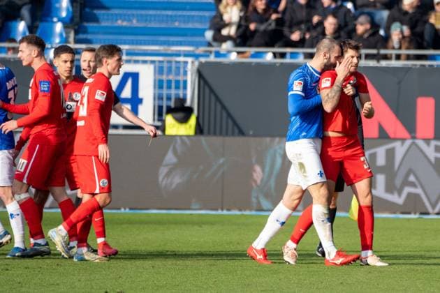 08.02.2025, xhfmx, Fussball 2.Bundesliga, SV Darmstadt 98 - SV Elversberg Rudelbildung nach der Tätlichkeit von Fabian Nürnberger (SV Darmstadt 98) an Elias Baum (SV 07 Elversberg) (DFL DFB REGULATIONS PROHIBIT ANY USE OF PHOTOGRAPHS as IMAGE SEQUENCES and or QUASI-VIDEO) Darmstadt