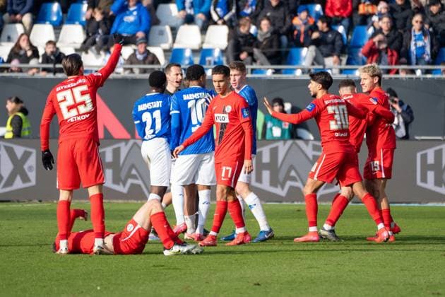 08.02.2025, xhfmx, Fussball 2.Bundesliga, SV Darmstadt 98 - SV Elversberg Rudelbildung nach der Tätlichkeit von Fabian Nürnberger (SV Darmstadt 98) an Elias Baum (SV 07 Elversberg) (DFL DFB REGULATIONS PROHIBIT ANY USE OF PHOTOGRAPHS as IMAGE SEQUENCES and or QUASI-VIDEO) Darmstadt