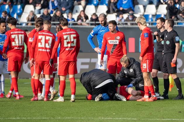 08.02.2025, xhfmx, Fussball 2.Bundesliga, SV Darmstadt 98 - SV Elversberg Rudelbildung nach der Tätlichkeit von Fabian Nürnberger (SV Darmstadt 98) an Elias Baum (SV 07 Elversberg) (DFL DFB REGULATIONS PROHIBIT ANY USE OF PHOTOGRAPHS as IMAGE SEQUENCES and or QUASI-VIDEO) Darmstadt