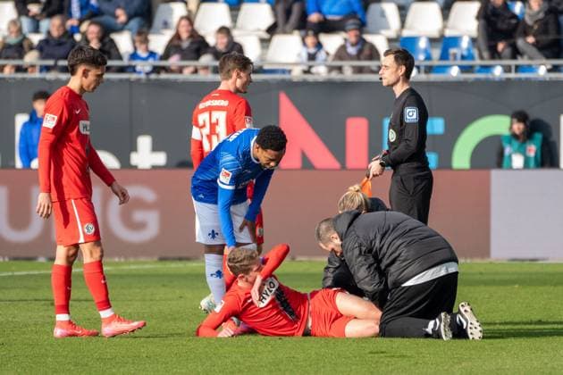 08.02.2025, xhfmx, Fussball 2.Bundesliga, SV Darmstadt 98 - SV Elversberg v.l. Elias Baum (SV 07 Elversberg) muss nach dem Tritt von Fabian Nürnberger (SV Darmstadt 98) behandelt werden. (DFL DFB REGULATIONS PROHIBIT ANY USE OF PHOTOGRAPHS as IMAGE SEQUENCES and or QUASI-VIDEO) Darmstadt