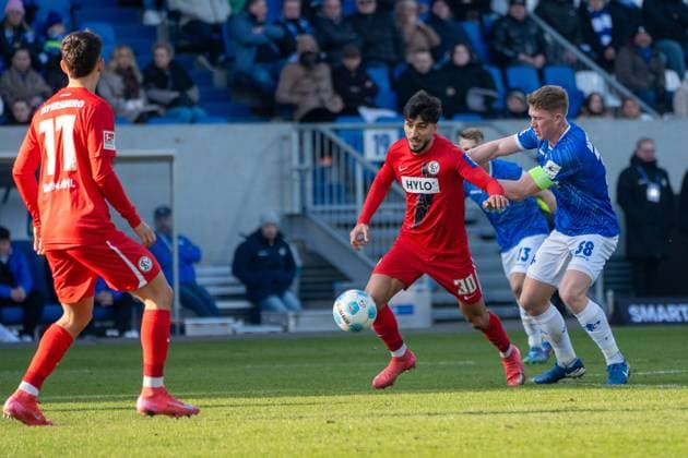 08.02.2025, xhfmx, Fussball 2.Bundesliga, SV Darmstadt 98 - SV Elversberg v.l. Muhammed Damar (SV 07 Elversberg), im Zweikampf mit Clemens Riedel (SV Darmstadt 98) (DFL DFB REGULATIONS PROHIBIT ANY USE OF PHOTOGRAPHS as IMAGE SEQUENCES and or QUASI-VIDEO) Darmstadt