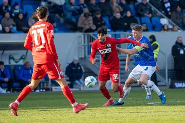 08.02.2025, xhfmx, Fussball 2.Bundesliga, SV Darmstadt 98 - SV Elversberg v.l. Muhammed Damar (SV 07 Elversberg), im Zweikampf mit Clemens Riedel (SV Darmstadt 98) (DFL DFB REGULATIONS PROHIBIT ANY USE OF PHOTOGRAPHS as IMAGE SEQUENCES and or QUASI-VIDEO) Darmstadt
