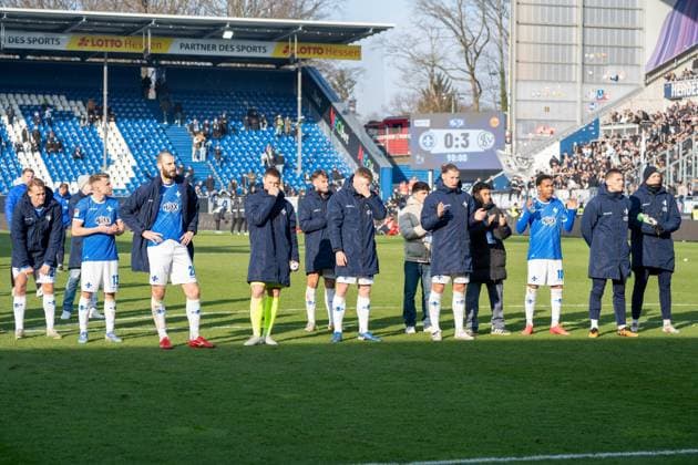 08.02.2025, xhfmx, Fussball 2.Bundesliga, SV Darmstadt 98 - SV Elversberg Die Mannschaft des SV Darmstadt nach dem Spiel enttäuscht vor den Fans. (DFL DFB REGULATIONS PROHIBIT ANY USE OF PHOTOGRAPHS as IMAGE SEQUENCES and or QUASI-VIDEO) Darmstadt
