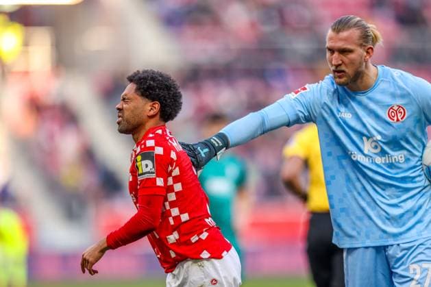Sport Themen der Woche KW06 Sport Bilder des Tages GER, Mainz, FSV Mainz 05 vs FC Augsburg, Bundesliga, Fussball, DFB, Spielzeit 2024 2025, Mewa Arena, 21. Spieltag, im Bild v.l.: Phillipp Mwene (FSV Mainz 05 2), Robin Zentner (FSV Mainz 05 27) DFB DFL REGULATIONS PROHIBIT ANY USE OF PHOTOGRAPHS AS IMAGE SEQUENCES AND OR QUASI-VIDEO, 08.02.2025, *** GER, Mainz, FSV Mainz 05 vs FC Augsburg, Bundesliga, Football, DFB, Spielzeit 2024 2025, Mewa Arena, 21 Spieltag, im Bild v l Phillipp Mwene FSV Mainz 05 2 , Robin Zentner FSV Mainz 05 27 DFB DFL REGULATIONS PROHIBIT ANY USE OF PHOTOGRAPHS AS IMAGE SEQUENCES AND OR QUASI VIDEO, 08 02 2025, Copyright: HMBxMedia HendrikxHamelau