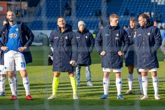 08.02.2025, xhfmx, Fussball 2.Bundesliga, SV Darmstadt 98 - SV Elversberg Die Mannschaft des SV Darmstadt nach dem Spiel enttäuscht vor den Fans. Aleksandar Vukotic (SV Darmstadt 98), Marcel Schuhen (SV Darmstadt 98) (DFL DFB REGULATIONS PROHIBIT ANY USE OF PHOTOGRAPHS as IMAGE SEQUENCES and or QUASI-VIDEO) Darmstadt