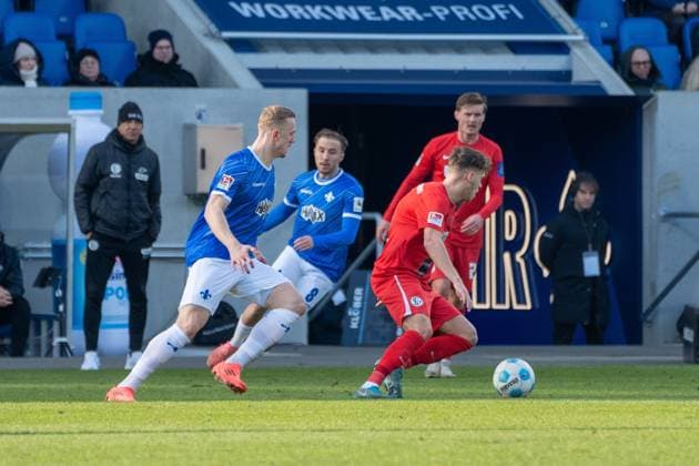 08.02.2025, xhfmx, Fussball 2.Bundesliga, SV Darmstadt 98 - SV Elversberg v.l. Isac Lidberg (SV Darmstadt 98) im Zweikampf mit Robin Fellhauer (SV 07 Elversberg) (DFL DFB REGULATIONS PROHIBIT ANY USE OF PHOTOGRAPHS as IMAGE SEQUENCES and or QUASI-VIDEO) Darmstadt