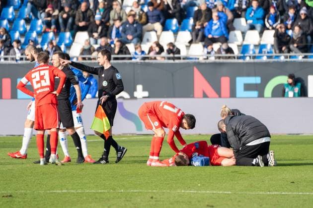 08.02.2025, xhfmx, Fussball 2.Bundesliga, SV Darmstadt 98 - SV Elversberg Elias Baum (SV 07 Elversberg) muss nach dem Tritt von Fabian Nürnberger (SV Darmstadt 98) behandelt werden. (DFL DFB REGULATIONS PROHIBIT ANY USE OF PHOTOGRAPHS as IMAGE SEQUENCES and or QUASI-VIDEO) Darmstadt