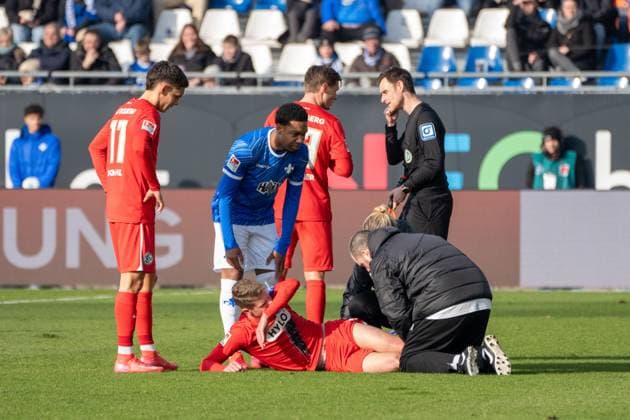 08.02.2025, xhfmx, Fussball 2.Bundesliga, SV Darmstadt 98 - SV Elversberg Elias Baum (SV 07 Elversberg) muss nach dem Tritt von Fabian Nürnberger (SV Darmstadt 98) behandelt werden. (DFL DFB REGULATIONS PROHIBIT ANY USE OF PHOTOGRAPHS as IMAGE SEQUENCES and or QUASI-VIDEO) Darmstadt