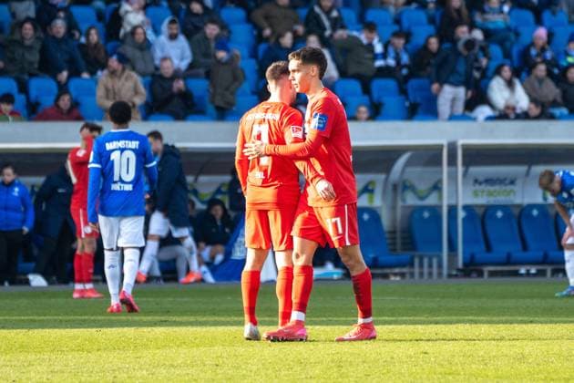 08.02.2025, xhfmx, Fussball 2.Bundesliga, SV Darmstadt 98 - SV Elversberg v.l. Manuel Feil (SV 07 Elversberg) und Frederik Schmahl (SV 07 Elversberg) beglückwünschen sich zum Auswärtssieg. (DFL DFB REGULATIONS PROHIBIT ANY USE OF PHOTOGRAPHS as IMAGE SEQUENCES and or QUASI-VIDEO) Darmstadt