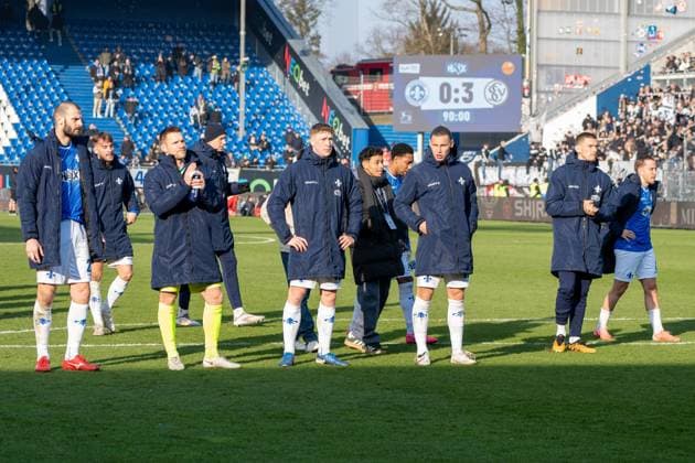 08.02.2025, xhfmx, Fussball 2.Bundesliga, SV Darmstadt 98 - SV Elversberg v.l. Aleksandar Vukotic (SV Darmstadt 98), Marcel Schuhen (SV Darmstadt 98), Clemens Riedel (SV Darmstadt 98), Fynn-Luca Lakenmacher (SV Darmstadt 98) bei den Fans nach dem Spiel. (DFL DFB REGULATIONS PROHIBIT ANY USE OF PHOTOGRAPHS as IMAGE SEQUENCES and or QUASI-VIDEO) Darmstadt