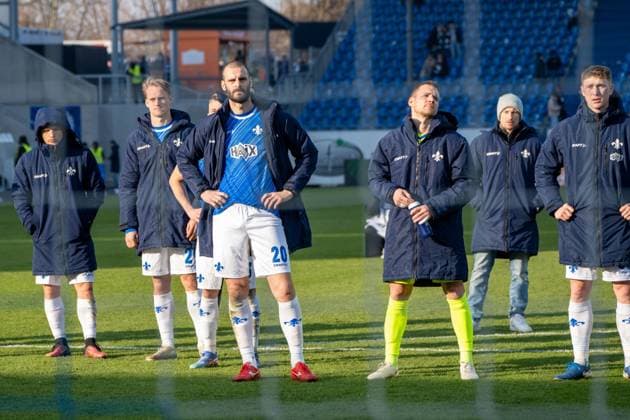 08.02.2025, xhfmx, Fussball 2.Bundesliga, SV Darmstadt 98 - SV Elversberg Die Mannschaft des SV Darmstadt nach dem Spiel enttäuscht vor den Fans. Aleksandar Vukotic (SV Darmstadt 98), Marcel Schuhen (SV Darmstadt 98) (DFL DFB REGULATIONS PROHIBIT ANY USE OF PHOTOGRAPHS as IMAGE SEQUENCES and or QUASI-VIDEO) Darmstadt