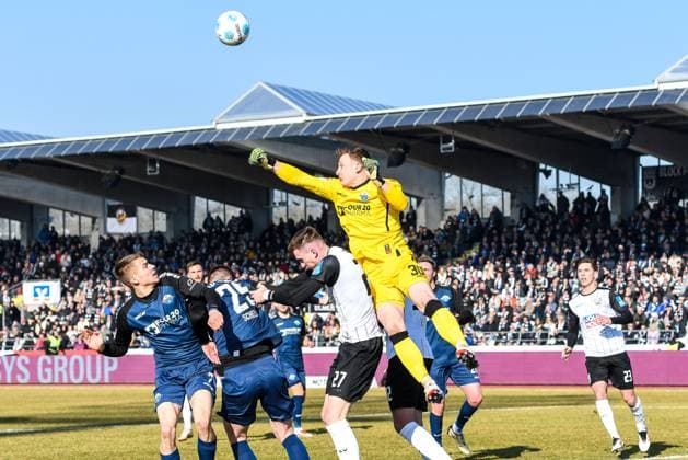 GER, 2. BL, SSV Ulm 1846 vs SC Paderborn 08.02.2025, Donaustadion, Ulm, GER, 2. BL, SSV Ulm 1846 vs SC Paderborn, im Bild Faustabwehr von Markus Schubert (SC Paderborn, 30)