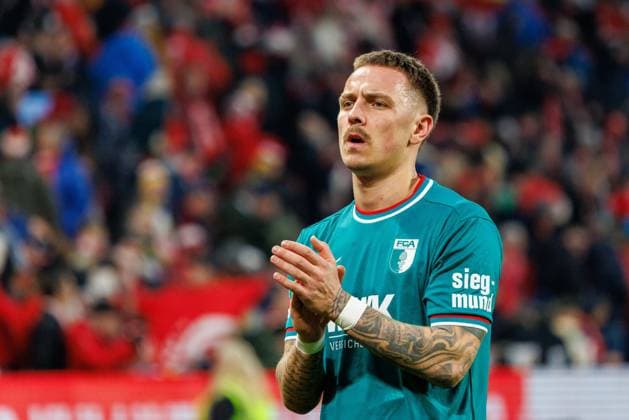 1. Fußball Bundesliga: 1. FSV Mainz 05 - FC Augsburg, 08.02.2025 Hängende Köpfe nach Abpfiff; hier Phillip Tietz (FC Augsburg 21), der sich bei den Fans bedankt Spiel vom 21. Spieltag der Fußball Bundesliga zwischen 1. FSV Mainz 05 und FC Augsburg in der MEWA Arena am 08.02.2025 DFL DFB regulations prohibit any use of photographs as image sequences and or quasi-video. Copyright: xBEAUTIFULxSPORTS Hahnex