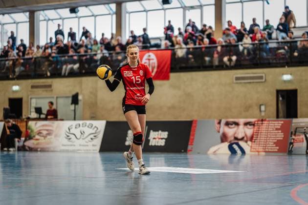 Volleyball Frauen Saison 2024 2025 2. Volleyball Bundesliga Frauen Pro ETV Hamburg vs. VCO Dresden 08.02.2025 Alexa Sophie Thaden ( 15, ETV Hamburg) geht zum Aufschlag Hamburg Lokstedter Steindamm 52 Hamburg Deutschland