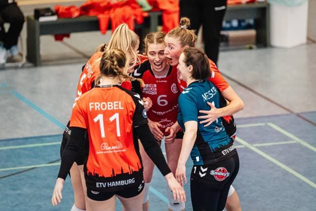 Volleyball Frauen Saison 2024 2025 2. Volleyball Bundesliga Frauen Pro ETV Hamburg vs. VCO Dresden 08.02.2025 Constanze von Meyenn ( 6, ETV Hamburg) in der Mitte des Jubels beim ETV Hamburg Lokstedter Steindamm 52 Hamburg Deutschland