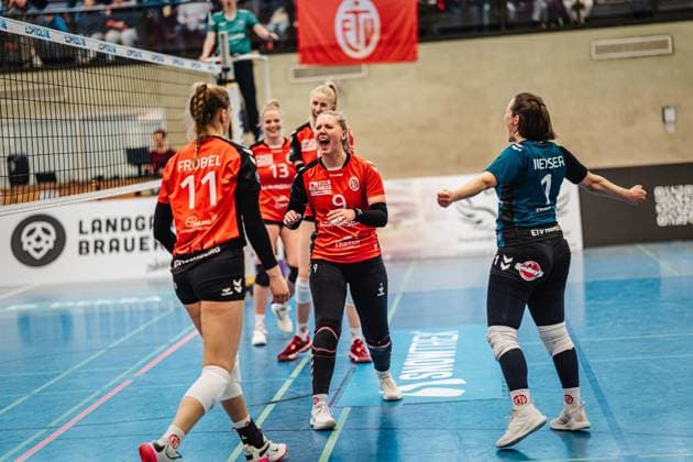 Volleyball Frauen Saison 2024 2025 2. Volleyball Bundesliga Frauen Pro ETV Hamburg vs. VCO Dresden 08.02.2025 ETV jubelt, in der Mitte Luise Klein ( 9, ETV Hamburg) Hamburg Lokstedter Steindamm 52 Hamburg Deutschland