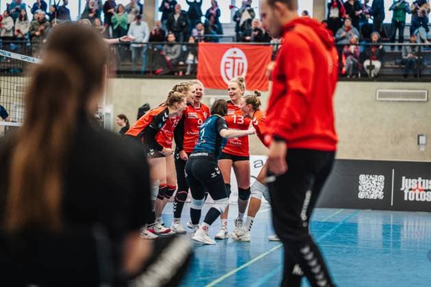 Volleyball Frauen Saison 2024 2025 2. Volleyball Bundesliga Frauen Pro ETV Hamburg vs. VCO Dresden 08.02.2025 ETV jubelt v.l. Svea Frobel ( 11, ETV Hamburg) Alexa Sophie Thaden ( 15, ETV Hamburg) Luise Klein ( 9, ETV Hamburg) Jana-Marie Meiser ( 1, ETV Hamburg) Laura Eickhof ( 13, ETV Hamburg) und Leonie Körtzinger ( 7, ETV Hamburg) Hamburg Lokstedter Steindamm 52 Hamburg Deutschland